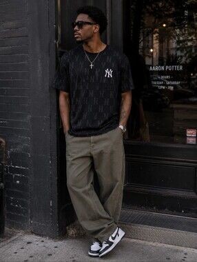 New York Yankees Men’s Medium Black Tonal Monogram MLB Graphic T-Shirt